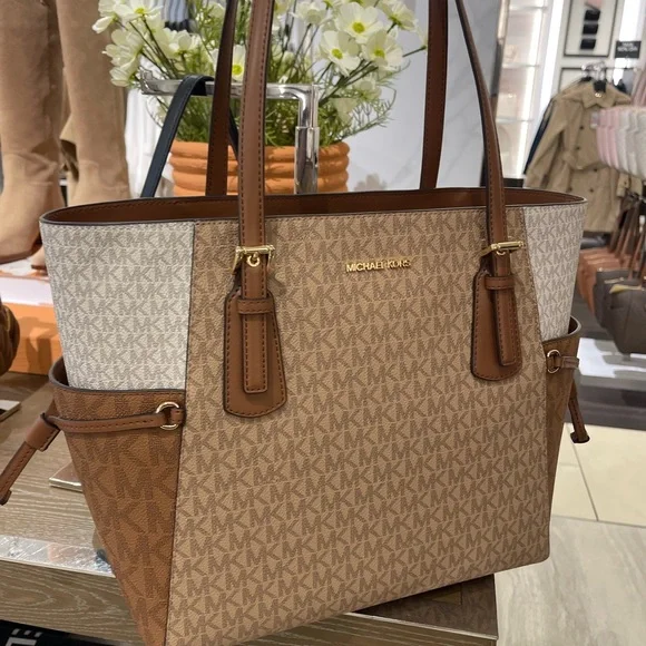 Michael Kors Voyager Lg Color-Block Signatur Logo Top Zip EW Shoulder Tote
Camel - Picture 3 of 16